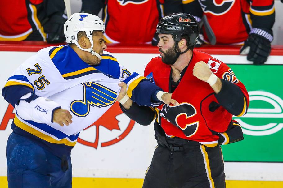 Nhl, Calgary Flames-St. Louis Blues, quasi rissa tra Ryan Reaves e Brandon Bollig (Reuters)